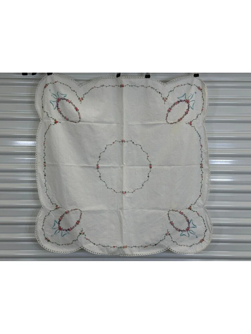 Vintage Embroidered Crochet Lace Edges Flower Floral Bows Tablecloth Topper
